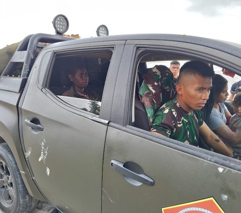 Potret Heroik Prajurit TNI Selamatkan Ibu Hendak Melahirkan yang Perahunya Terjebak di Tengah Lumpur