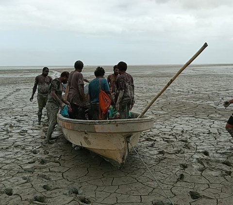 Proses evakuasi tak mudah. Prajurit TNI butuh waktu enam jam untuk mengevakuasi wanita yang akan melahirkan tersebut dari perahunya yang terjebak lumpur.