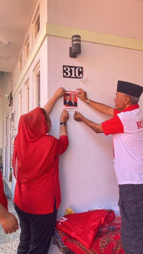 Usai Gibran, Kini PDIP Semarang Tempel Stiker Ganjar ke 1.000 Rumah Warga