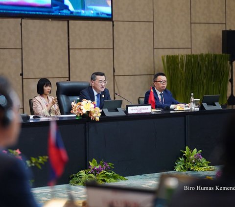 Para menteri juga  membahas inisiatif Seminar Hukum dan  Peraturan Terkait Perdagangan dan Investasi ASEAN—RRT 2024 yang akan diadakan pada 2024.