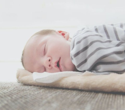 Untuk mengatasi hal tersebut orangtua mungkin sudah saatnya melakukan baby sleep training. Bagi yang belum tahu tentang apa itu sleep training, yuk simak tentang manfaat, cara, dan kapan memulai sleep training yang tepat berikut ini!