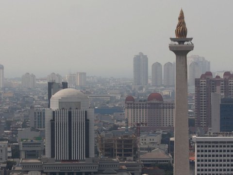 FOTO: Tak Ada Awan, Hujan Buatan untuk Tekan Polusi Udara di Jakarta Belum Bisa Dilakukan