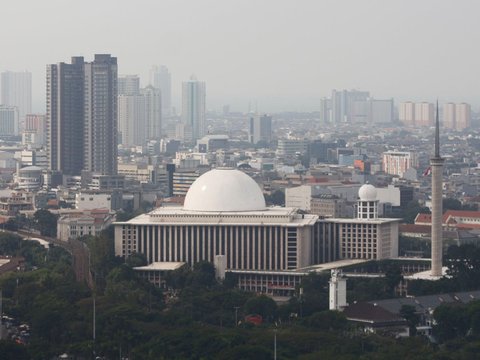 FOTO: Tak Ada Awan, Hujan Buatan untuk Tekan Polusi Udara di Jakarta Belum Bisa Dilakukan