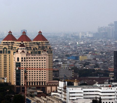 FOTO: Tak Ada Awan, Hujan Buatan untuk Tekan Polusi Udara di Jakarta Belum Bisa Dilakukan