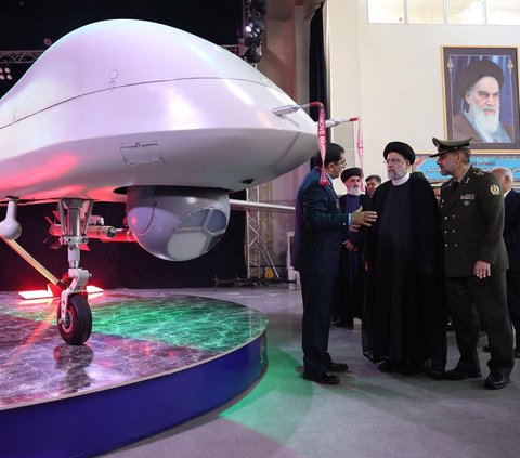 Iran telah meluncurkan pesawat tanpa awak (UAV) atau drone terbaru yang mampu terbang tanpa henti selama 24 jam dan menjangkau wilayah musuh bebuyutannya, yakni Israel.<br /><br />Drone tempur itu resmi diperkenalkan dalam upacara yang menandai Hari Industri Pertahanan, pada Selasa (22/8/2023).