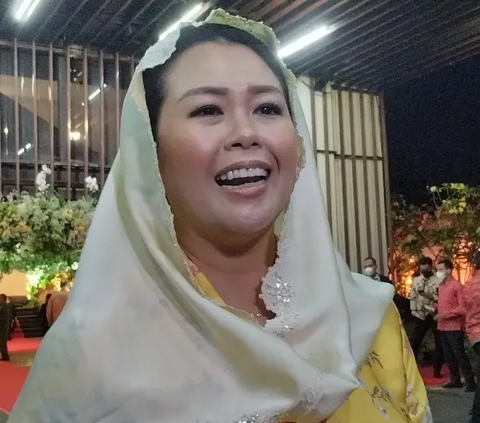 Ketika kembali ditanya mana calon presiden yang paling dekat dengan Yenny, ia tidak menjawab. Yenny hanya memberikan senyuman.