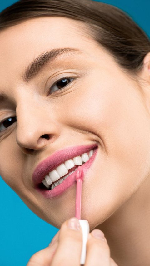 Perlu diingat juga, saat mencoba lipstik hindari langsung memulaskan lipstik taster di bibir.
