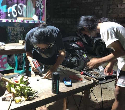 Warga Desa Sobontoro, Kecamatan Tambakboyo, Kabupaten Tuban, Jawa Timur, berkolaborasi mengembangkan atau menciptakan produk unik. Mereka mendirikan Prewangan Studio sebagai wadah kreatif bersama.