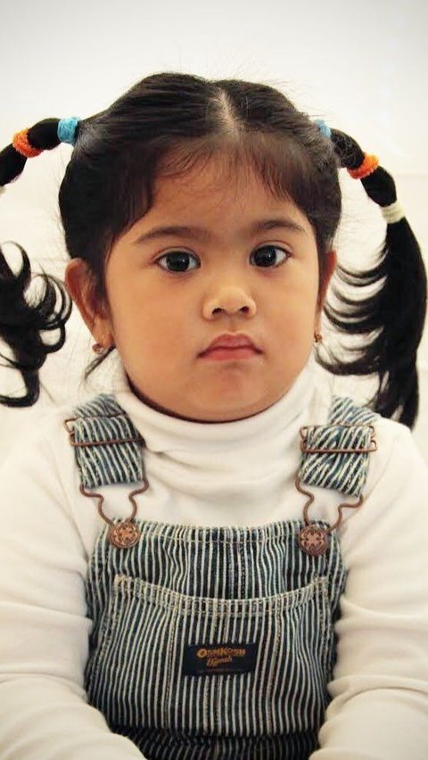 Beginilah potret Almira saat berusia 3 tahun. Paras Almira dari kecil memang mirip dengan ibunya, sama-sama cantik.