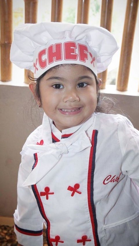Annnisa Pohan juga kerap membagikan foto-foto masa kecil Almira di Instagram. Seperti dalam potret ini, ia terlihat lucu dengan mengenakan pakaian putih ala chef cilik.