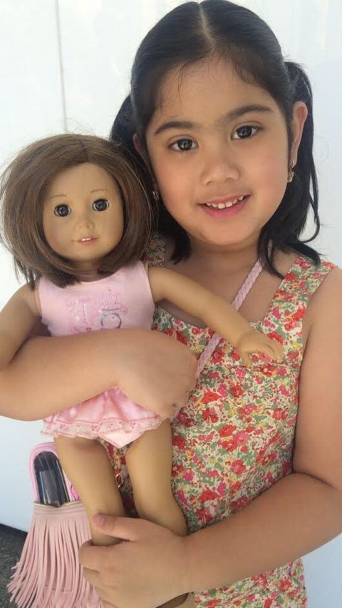 Seperti anak perempuan kebanyakan, Almira juga suka bermain boneka. Terlihat ia begitu sayang pada boneka yang dipegang itu.