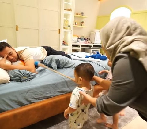 Rayyanza Ngamuk Raffi Ahmad Tidur di Kasurnya, Auto Digebuk Sapu - Cuma Sus Rini yang Dapat Izin