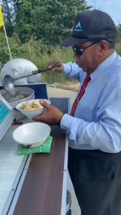 Kelas! Abang Penjual Bakso Keren Berdasi, Enggak Kalah Sama Pekerja Kantoran