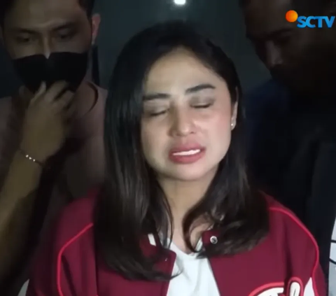 Dewi Perssik Bersitegang dengan Netizen soal Penghasilan Calon Suami yang Seorang Pilot 'Mas Rully Kasih Aku Rp200 Juta Gak Ngamuk Loh'