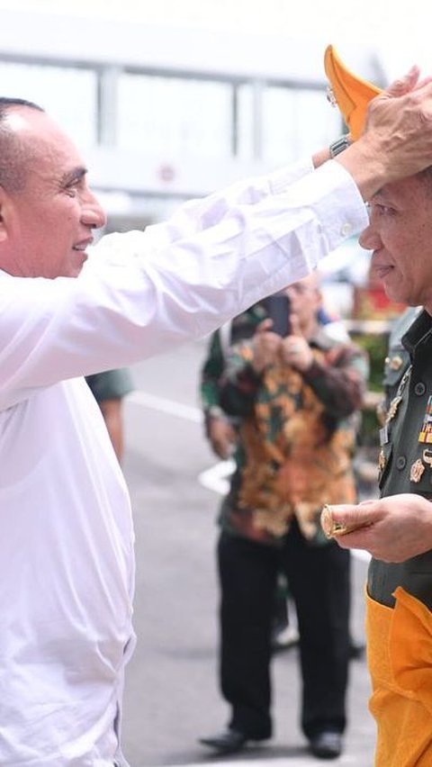 Momen Eks Pangkostrad Sambut Jenderal Bintang 2 TNI, Pakaikan Ikat Kepala Khas Sumatera Utara