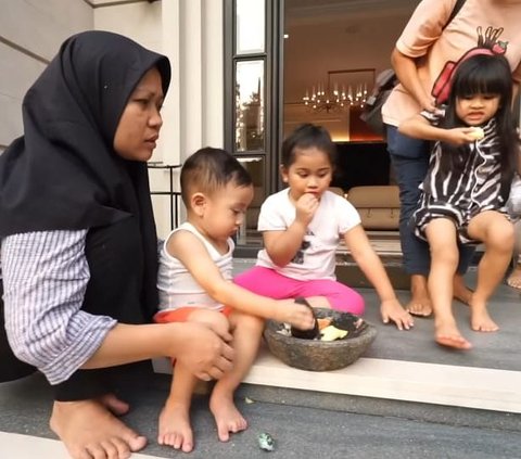 Gaya Si Bungsu Rayyanza Pakai Singlet Lesehan di Depan Rumah Sambil Ngerujak, Gemesin Abis!