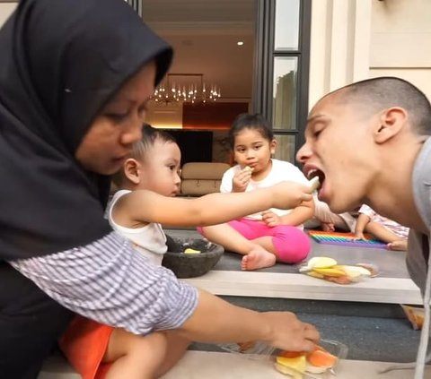 Gaya Si Bungsu Rayyanza Pakai Singlet Lesehan di Depan Rumah Sambil Ngerujak, Gemesin Abis!