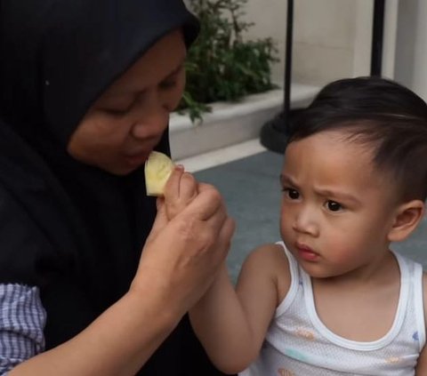 Gaya Si Bungsu Rayyanza Pakai Singlet Lesehan di Depan Rumah Sambil Ngerujak, Gemesin Abis!