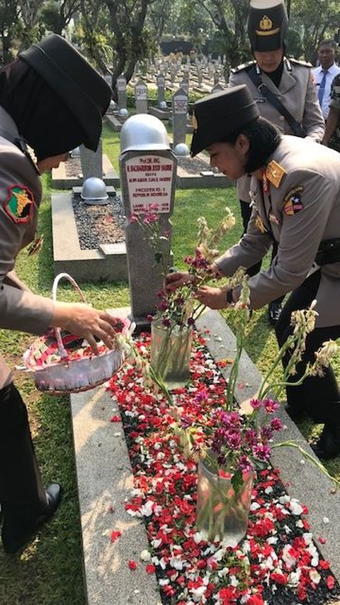 Hari Jadi ke-75, Puluhan Polwan Tabur Bunga di Makam Ainun Habibie