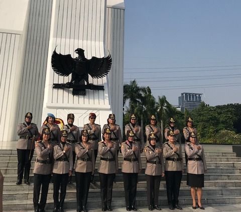 Hari Jadi ke-75, Puluhan Polwan Tabur Bunga di Makam Ainun Habibie