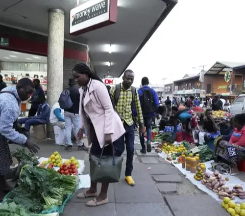 Dia bersama sang istri Tsitsi mendirikan Higherlife Foundation, yang mendukung anak-anak yatim piatu dan miskin di Zimbabwe, Afrika Selatan, Burundi, dan Lesotho.