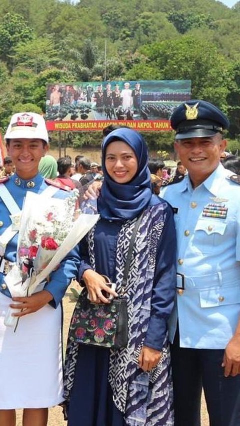 Potret Nilam bersama kakak dan ayahnya, di acara kelulusan dirinya dari Akademi Militer (Akmil).