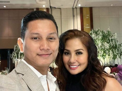 Walau Beda Usia 18 Tahun, Inilah 8 Potret Emma Waroka dan Suami Yang Masih Tetap Harmonis Meski Sudah 4 Tahun Menikah