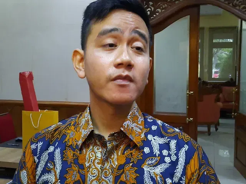 Momen Gibran Mau Dipakaikan Jaket PSI, Langsung Menolak