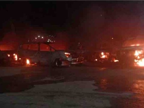 12 Mobil Dinas Terbakar di Halaman Kantor DPR Papua