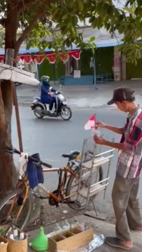 Tak Punya Modal untuk Buka Kedai, Pria Ini Jualan Bensin Keliling dengan Sepeda