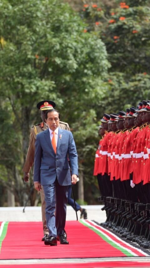 Jokowi Kebablasan Sampai Ditegur Tentara Afrika saat Upacara Kenegaraan di Kenya, Ini Penjelasan Istana