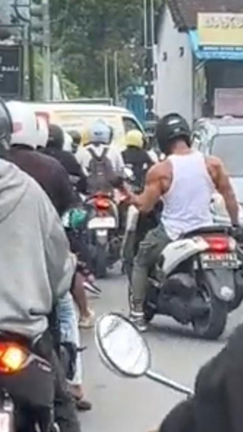 Video Viral Bule Angkat Barbel di Tengah Jalan Bali, Aksinya Curi Perhatian