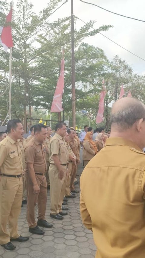 Mereka kaget karena tiba-tiba tim Dinas Kesehatan datang dan langsung melakukan tes urine. Tes pun dimulai dan semuanya negatif.