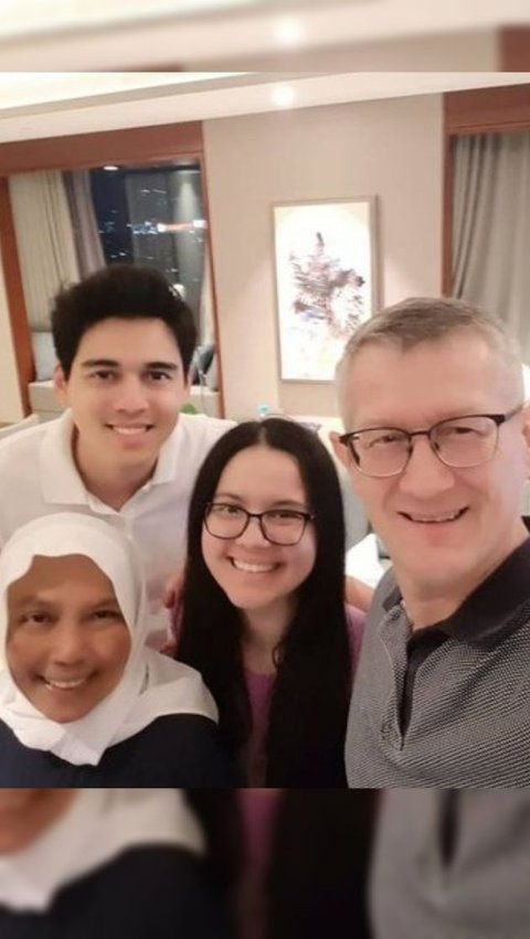 Maxime merupakan anak dari pasangan Siti dan Patrice Bouttier yang berasal Perancis. Mengenakan hijab, Siti makin tampil menawan.