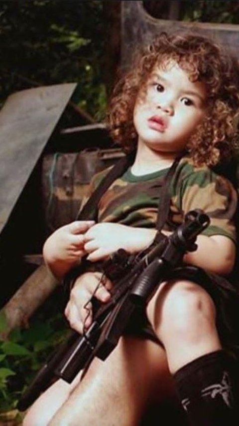 Pose gemas Dul memakai pakaian TNI dan mainan pistol. (Foto : instagram.com/duljaelani)