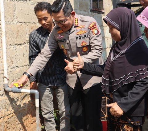 Saat Polisi Pangkat Kombes Datangi Desa Kekeringan Dampak Kemarau, Langsung Ngebor Sumur