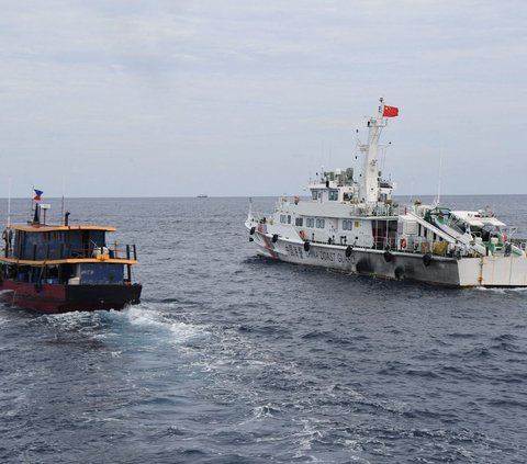 Sekitar ada enam kapal penjaga pantai China mencegat dua kapal sipil yang disewa militer Filipina untuk membawa pasokan ke pasukan Filipina.