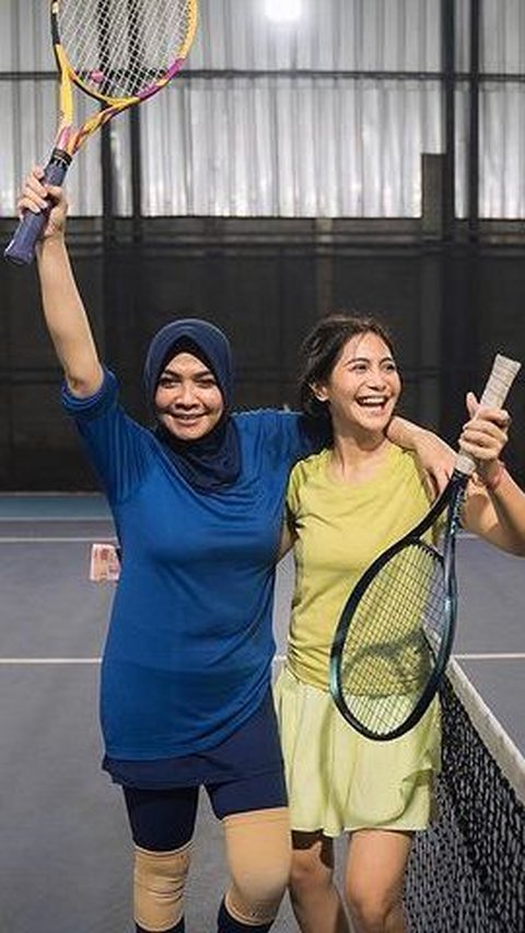 Potret Mama Rieta Ikut Pertandingan Tenis 'Andara Cup', Dapat Hadiah Uang Segepok