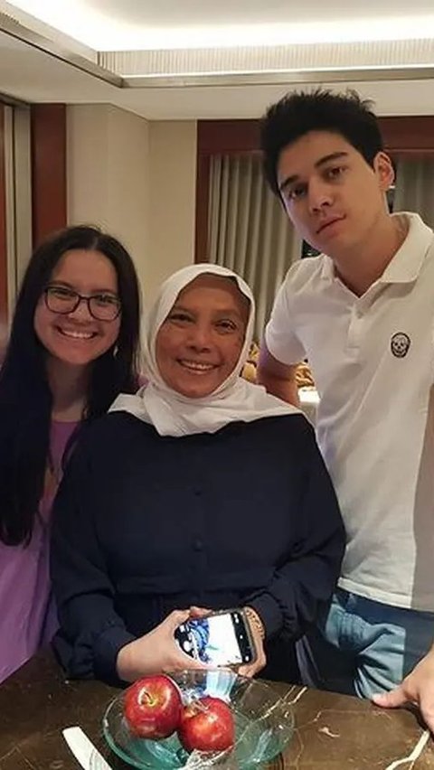 Rona bahagia terpancar dari sorot wajah Siti saat menghabiskan waktu bersama keluarga tercinta. Siti pun selalu mendukung karier sang anak di dunia hiburan.