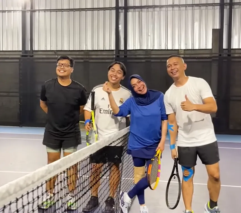 Potret Mama Rieta Ikut Pertandingan Tenis 'Andara Cup', Dapat Hadiah Uang Segepok