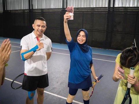 Potret Mama Rieta Ikut Pertandingan Tenis 'Andara Cup', Dapat Hadiah Uang Segepok