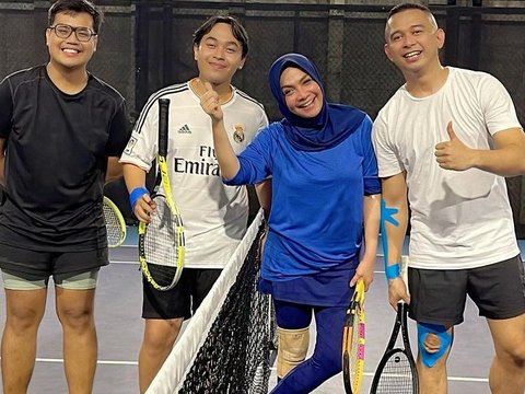 Potret Mama Rieta Ikut Pertandingan Tenis 'Andara Cup', Dapat Hadiah Uang Segepok