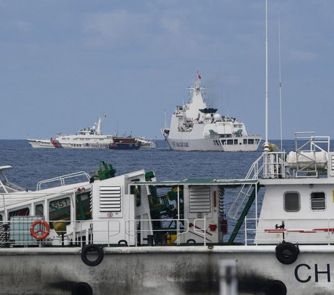 FOTO: Laut China Selatan Memanas, Kapal Penjaga Pantai China Cegat Kapal Sewaan Militer Filipina, AS-Jepang-Australia Mau Kirim Kapal Perang