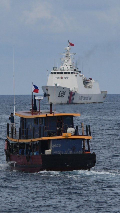 Momen menegangkan ini berhasil diambil oleh jurnalis AFP yang berada di atas BRP Cabra, salah satu dari dua kapal Penjaga Pantai Filipina.
