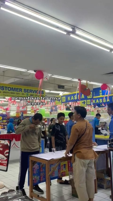 Random Banget, Aksi Bapak Tiba-tiba Ikut Lomba Makan Telur saat Belanja Ini Viral