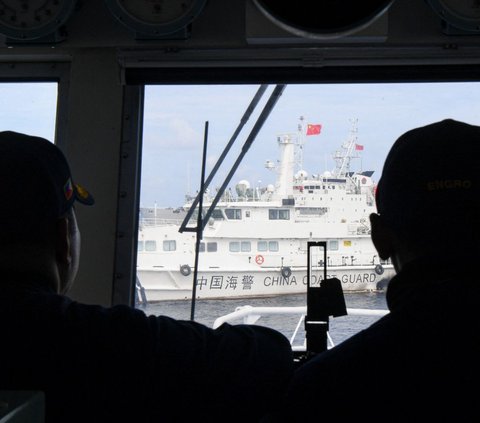 FOTO: Laut China Selatan Memanas, Kapal Penjaga Pantai China Cegat Kapal Sewaan Militer Filipina, AS-Jepang-Australia Mau Kirim Kapal Perang