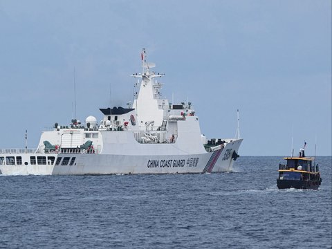 FOTO: Laut China Selatan Memanas, Kapal Penjaga Pantai China Cegat Kapal Sewaan Militer Filipina, AS-Jepang-Australia Mau Kirim Kapal Perang