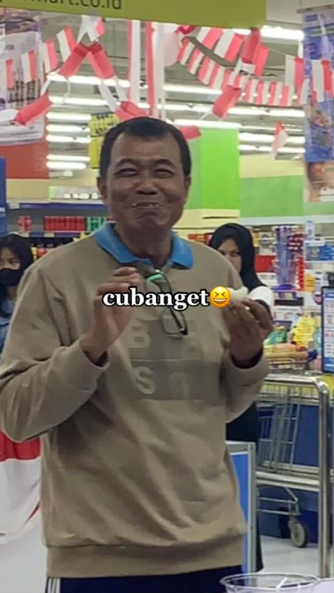 Random Banget, Aksi Bapak Tiba-tiba Ikut Lomba Makan Telur saat Belanja Ini Viral