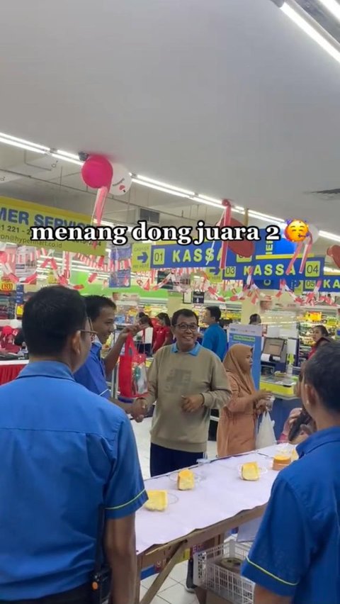 Random Banget, Aksi Bapak Tiba-tiba Ikut Lomba Makan Telur saat Belanja Ini Viral