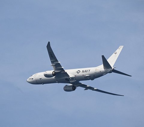 Begitu juga dengan pesawat patroli dan pengintai P-8 Poseidon Angkatan Laut AS yang ikut berputar-putar selama misi pasokan ulang oleh kapal sipil yang disewa oleh angkatan laut Filipina tersebut.